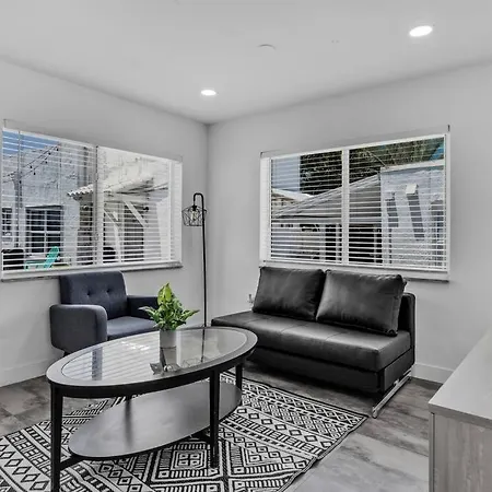 Lovely 1 Bedroom Walking Distance To Ocean - Suite 9